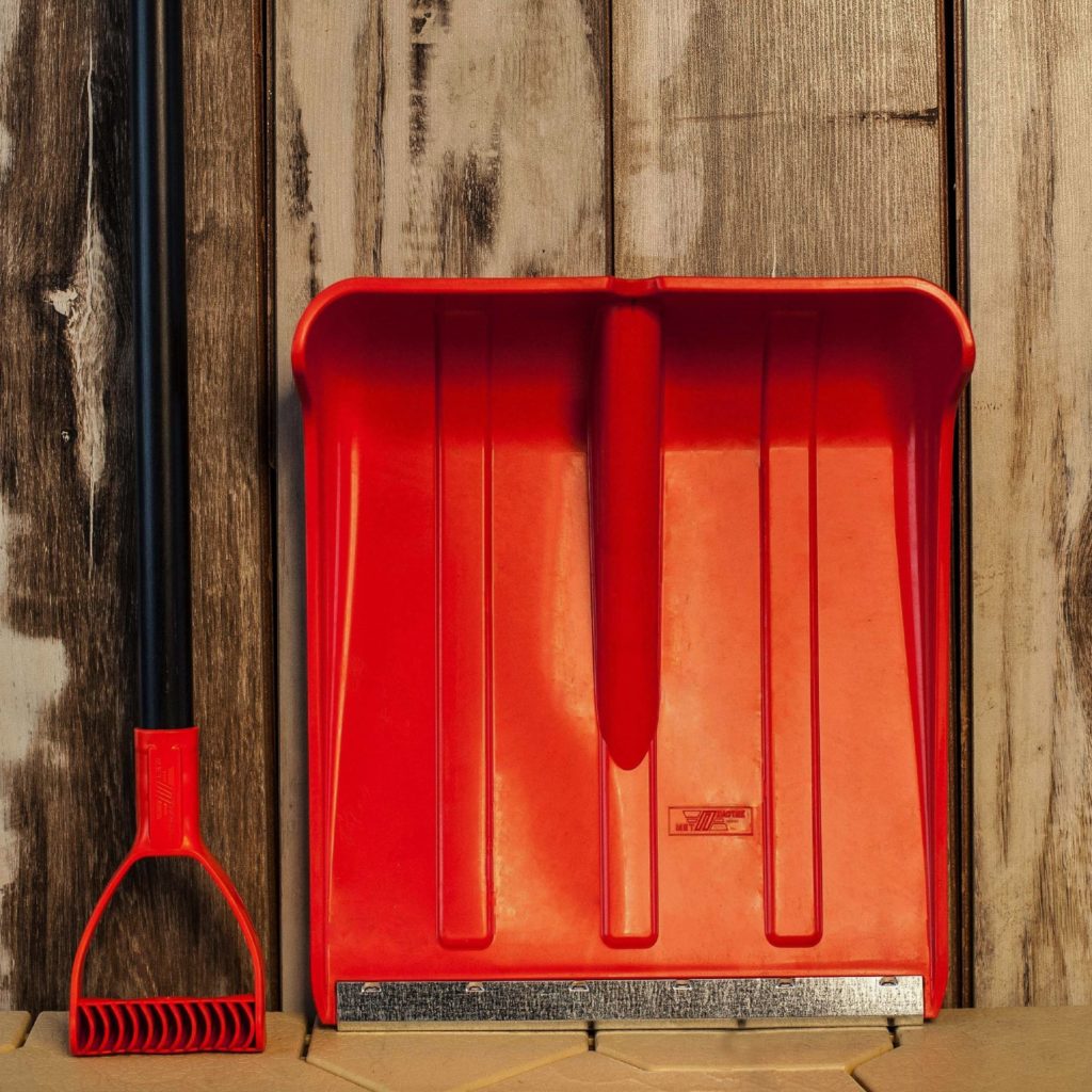 Лопата снеговая \"УМКА\" (цветная) с оц.планкой, d-32 мм, с ПВХ черенком ...